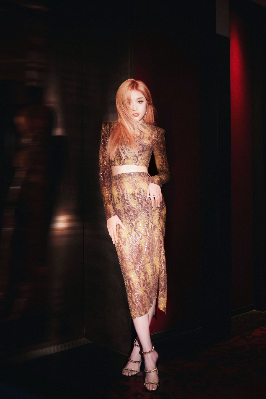 吴宣仪金色魅力释放，亮片露脐套装裙，勾勒完美腰身-第15张图片-风享汇