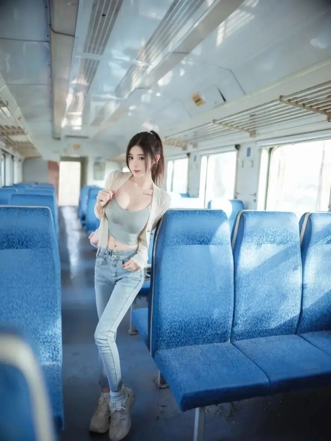普通火车车厢也能出片！几招轻松拍出高级旅途大片-第2张图片-风享汇