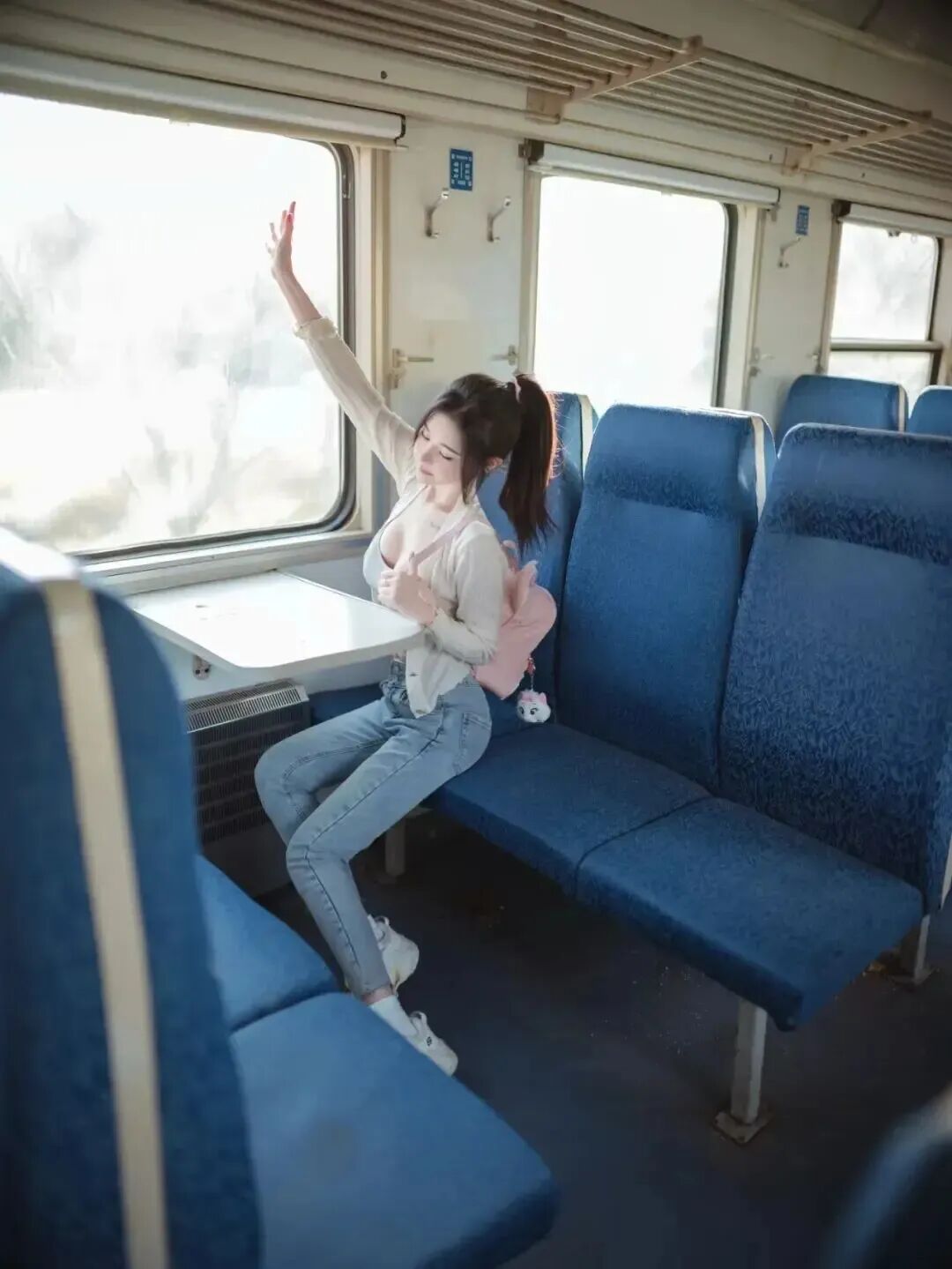 普通火车车厢也能出片！几招轻松拍出高级旅途大片-第7张图片-风享汇