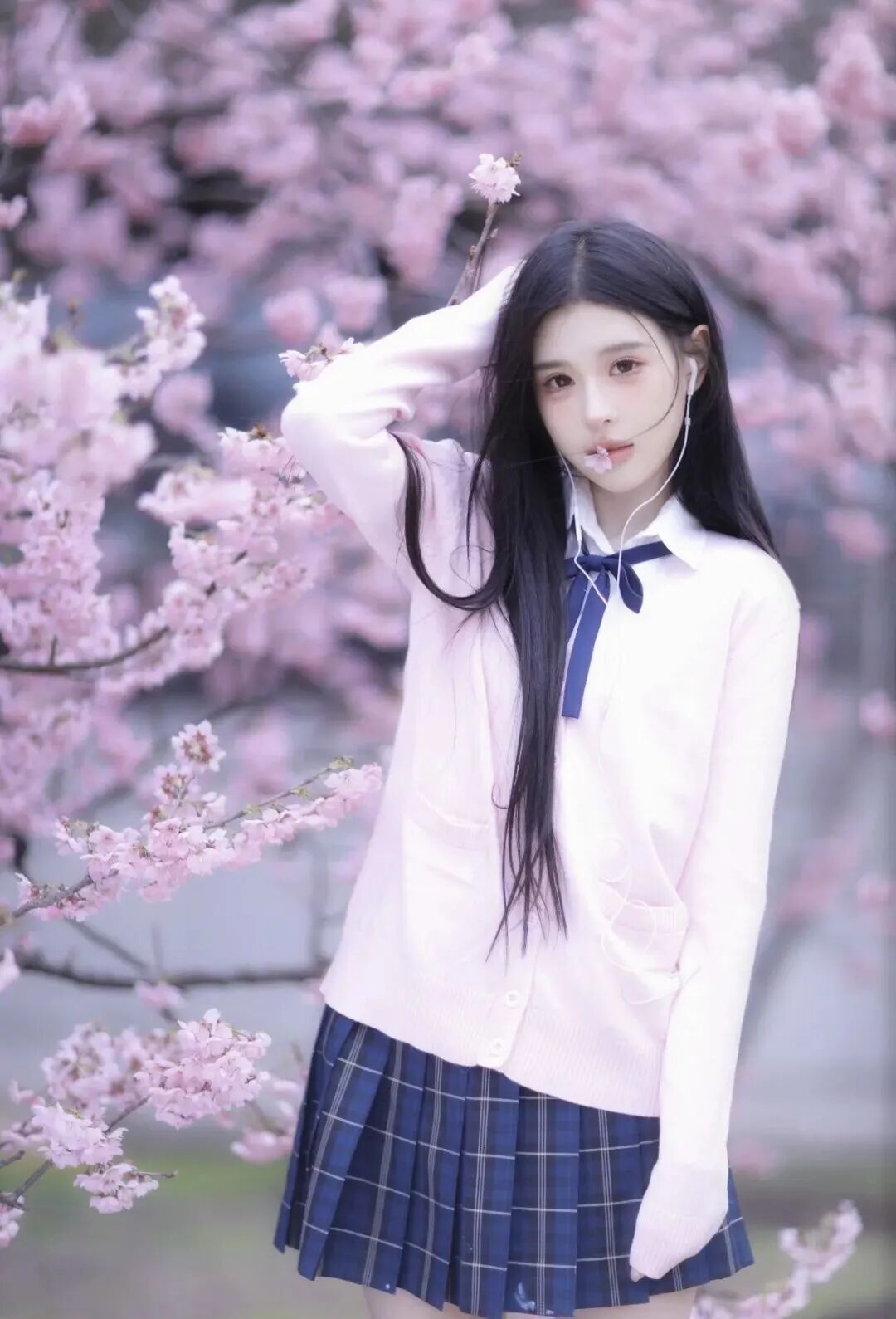 赴一场樱花之约!松弛感拍照姿势,温柔到骨子里-第6张图片-风享汇 赴一场樱花之约!松弛感拍照姿势,温柔到骨子里-第6张图片-风享汇