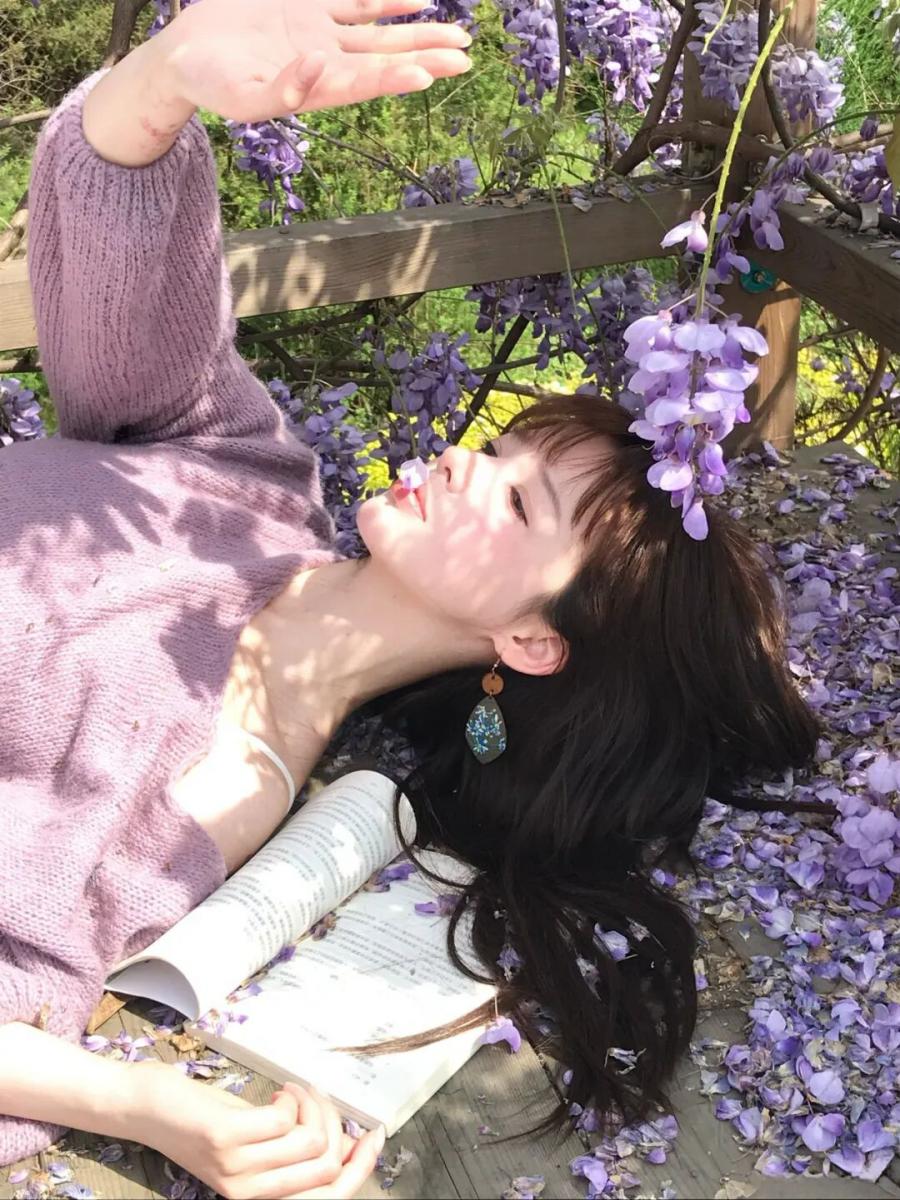 紫藤花人像躺拍教程!手残党也能拍出氛围感大片-第4张图片-风享汇 紫藤花人像躺拍教程!手残党也能拍出氛围感大片-第4张图片-风享汇