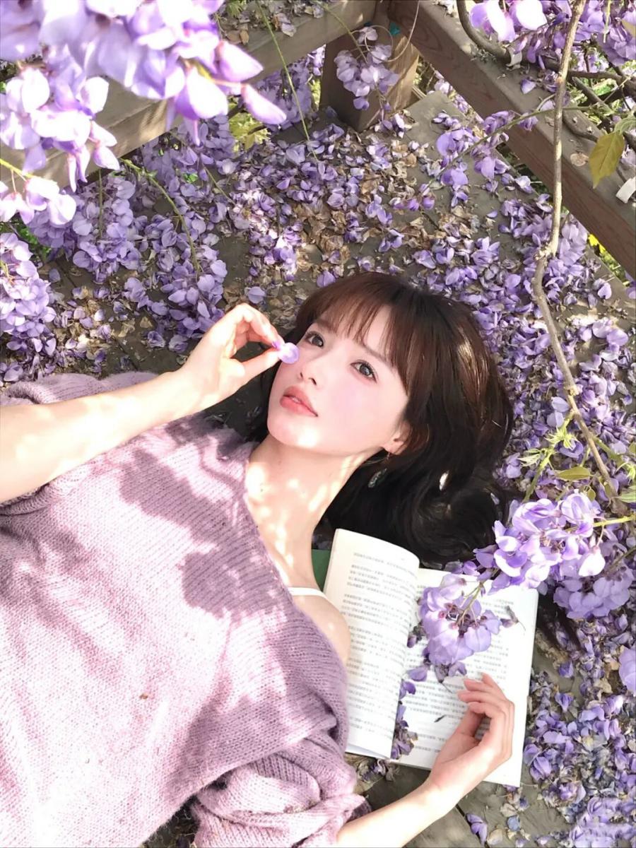 紫藤花人像躺拍教程!手残党也能拍出氛围感大片-第10张图片-风享汇 紫藤花人像躺拍教程!手残党也能拍出氛围感大片-第10张图片-风享汇