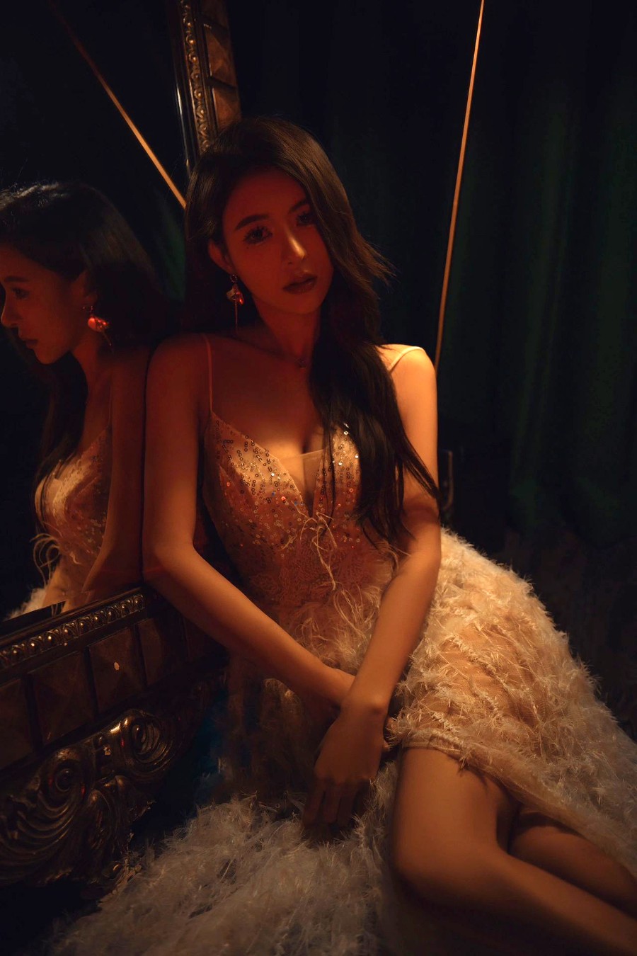 暗调光影里的美女羽裳写真-第1张图片-风享汇