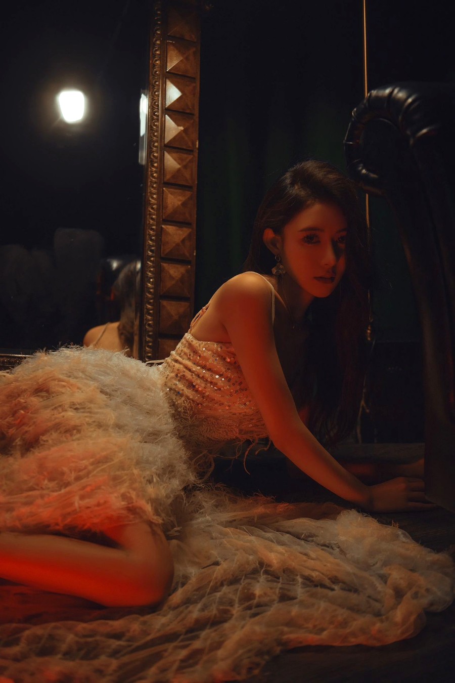 暗调光影里的美女羽裳写真-第2张图片-风享汇