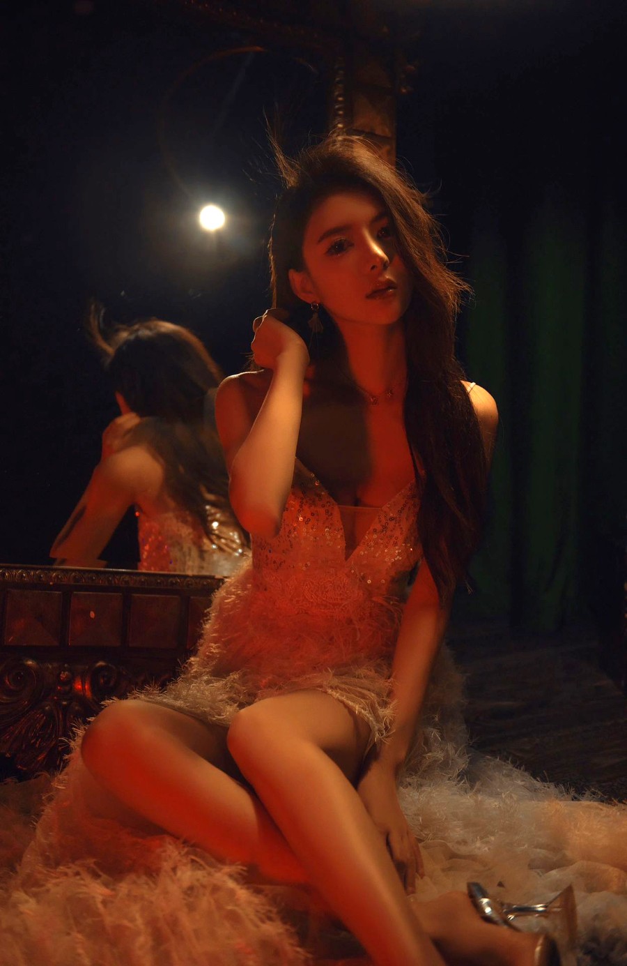 暗调光影里的美女羽裳写真-第3张图片-风享汇