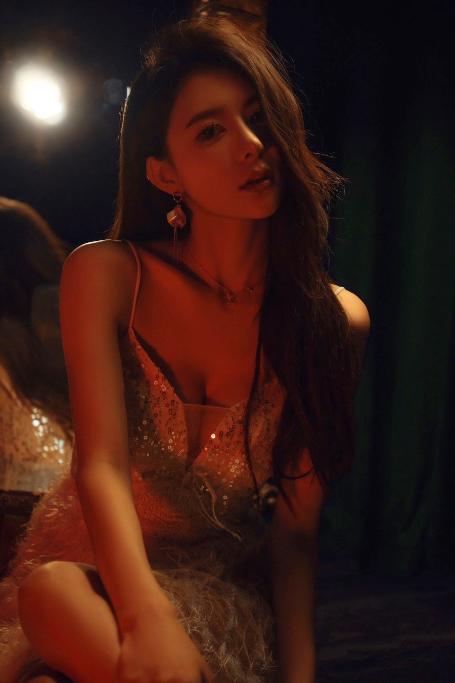 暗调光影里的美女羽裳写真-第4张图片-风享汇