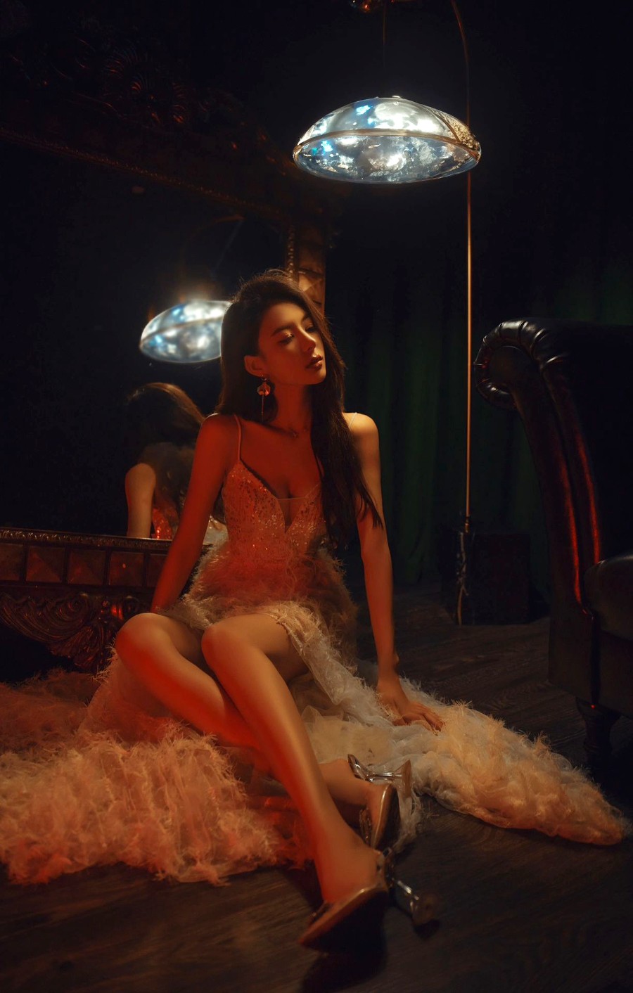 暗调光影里的美女羽裳写真-第6张图片-风享汇