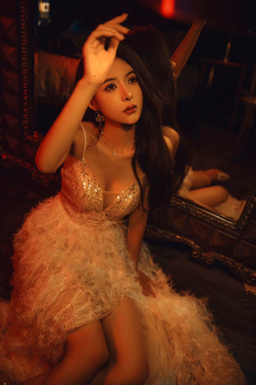 暗调光影里的美女羽裳写真-第7张图片-风享汇