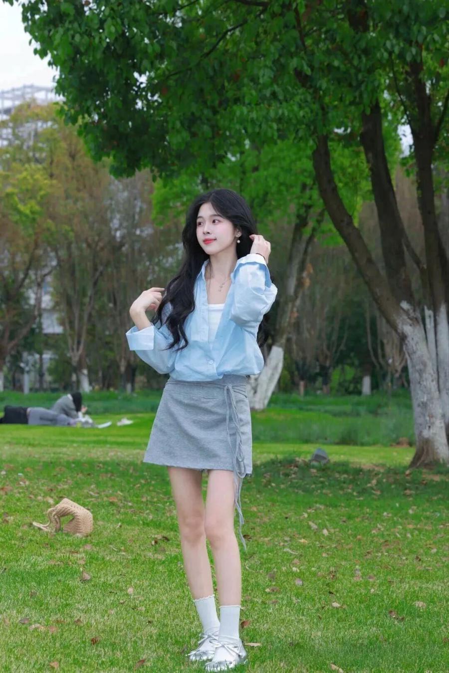 拍照片怕尴尬?学会这些姿势秒变镜头感达人-第6张图片-风享汇 拍照片怕尴尬?学会这些姿势秒变镜头感达人-第6张图片-风享汇