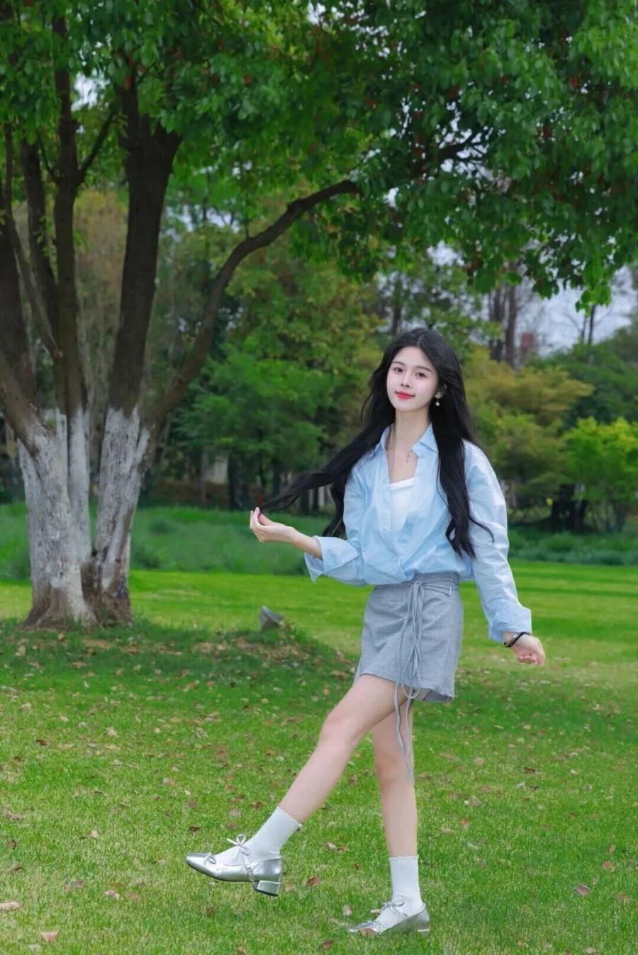 拍照片怕尴尬?学会这些姿势秒变镜头感达人-第7张图片-风享汇 拍照片怕尴尬?学会这些姿势秒变镜头感达人-第7张图片-风享汇