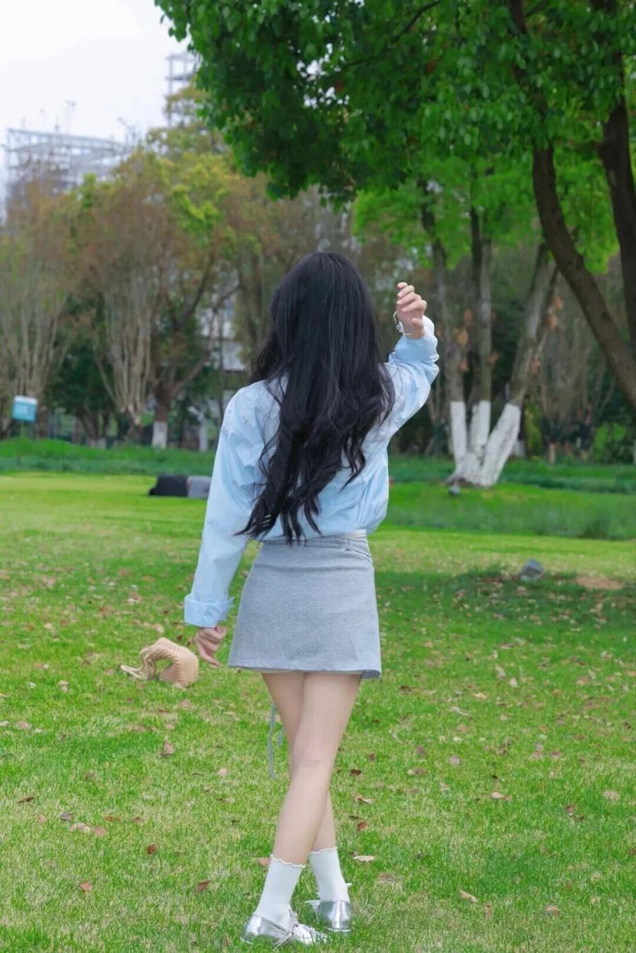 拍照片怕尴尬?学会这些姿势秒变镜头感达人-第8张图片-风享汇 拍照片怕尴尬?学会这些姿势秒变镜头感达人-第8张图片-风享汇