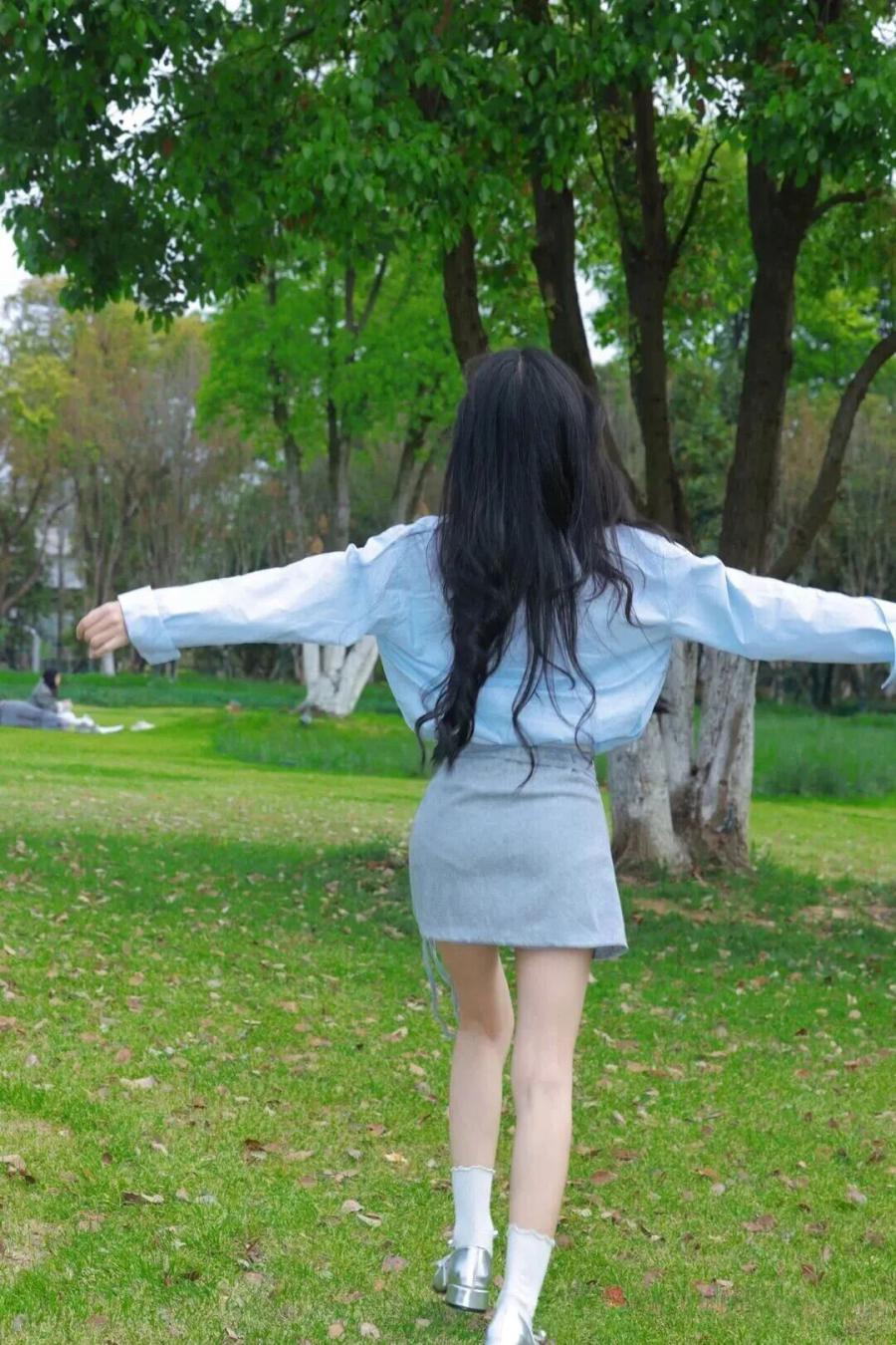 拍照片怕尴尬?学会这些姿势秒变镜头感达人-第9张图片-风享汇 拍照片怕尴尬?学会这些姿势秒变镜头感达人-第9张图片-风享汇