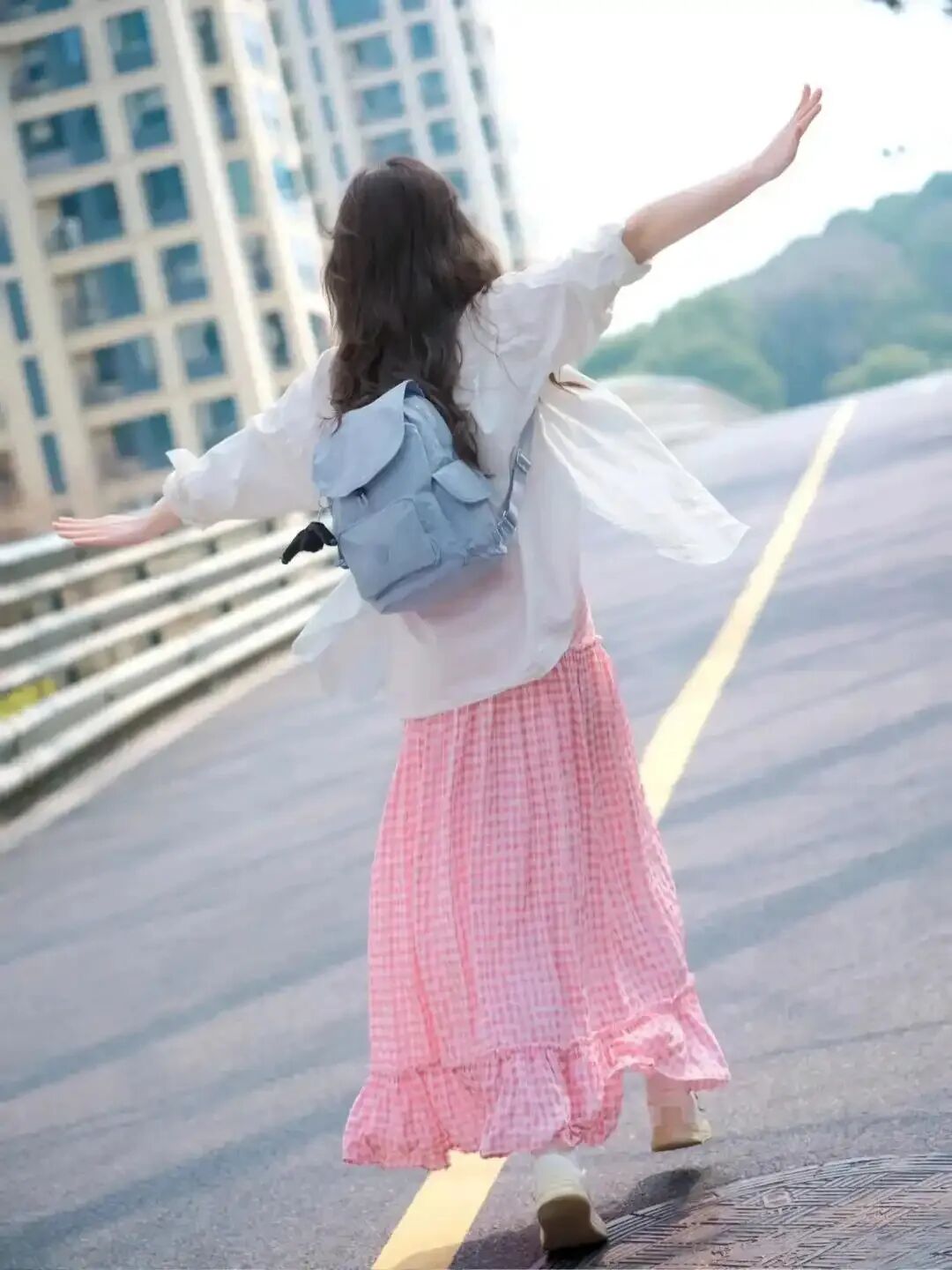 白衬衫配粉裙，9个元气拍照姿势来啦，活力感轻松拿捏-第3张图片-风享汇
