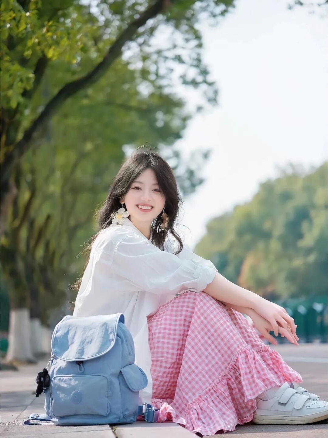 白衬衫配粉裙，9个元气拍照姿势来啦，活力感轻松拿捏-第2张图片-风享汇