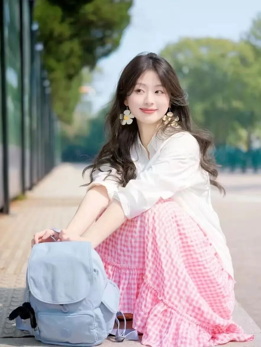 白衬衫配粉裙，9个元气拍照姿势来啦，活力感轻松拿捏-第4张图片-风享汇