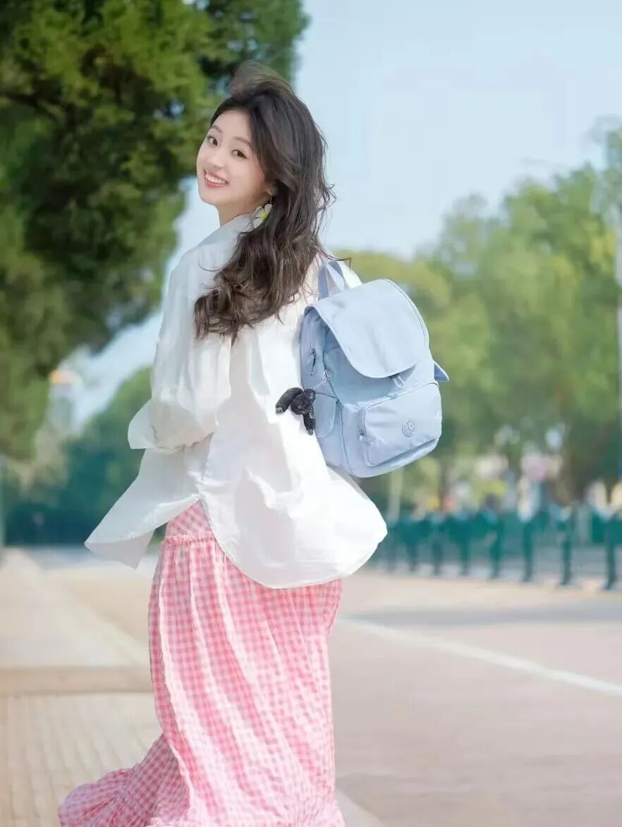 白衬衫配粉裙，9个元气拍照姿势来啦，活力感轻松拿捏-第5张图片-风享汇