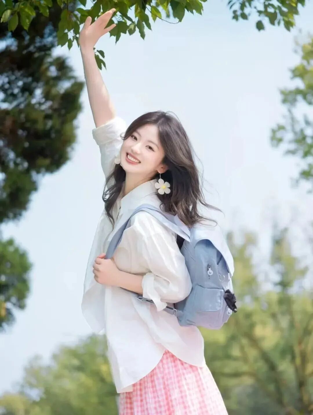 白衬衫配粉裙，9个元气拍照姿势来啦，活力感轻松拿捏-第7张图片-风享汇