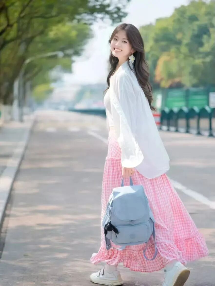 白衬衫配粉裙，9个元气拍照姿势来啦，活力感轻松拿捏-第9张图片-风享汇