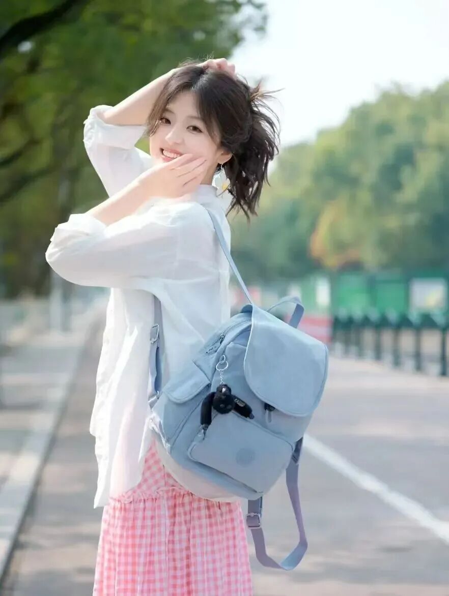 白衬衫配粉裙，9个元气拍照姿势来啦，活力感轻松拿捏-第8张图片-风享汇