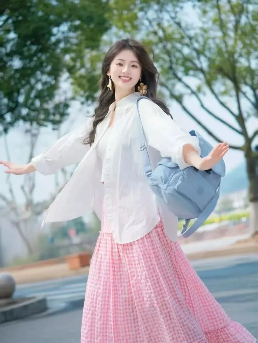 白衬衫配粉裙，9个元气拍照姿势来啦，活力感轻松拿捏-第10张图片-风享汇