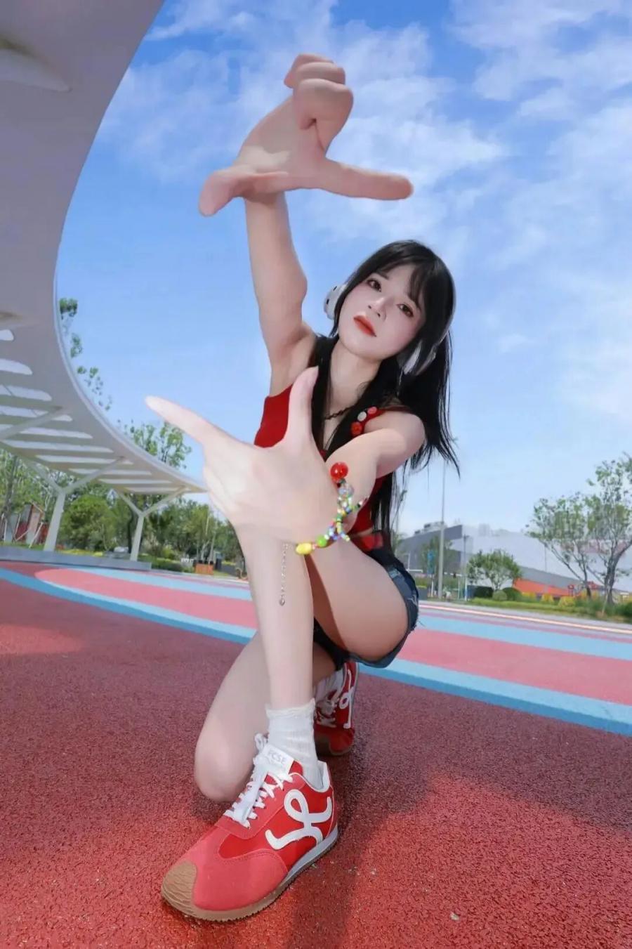 广角拍照不会摆?这9个广角姿势好看又显身材-第3张图片-风享汇 广角拍照不会摆?这9个广角姿势好看又显身材-第3张图片-风享汇