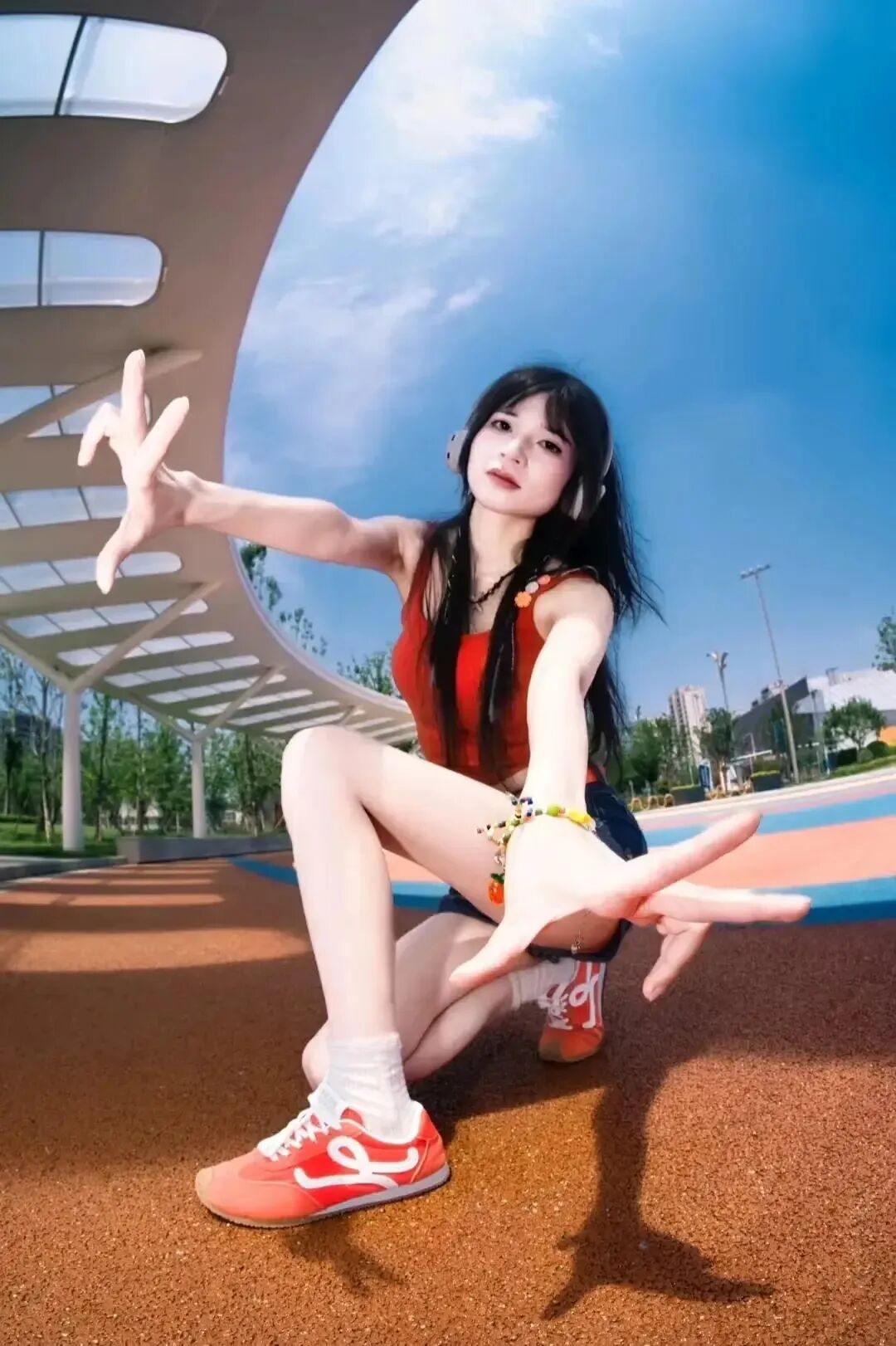 广角拍照不会摆?这9个广角姿势好看又显身材-第6张图片-风享汇 广角拍照不会摆?这9个广角姿势好看又显身材-第6张图片-风享汇