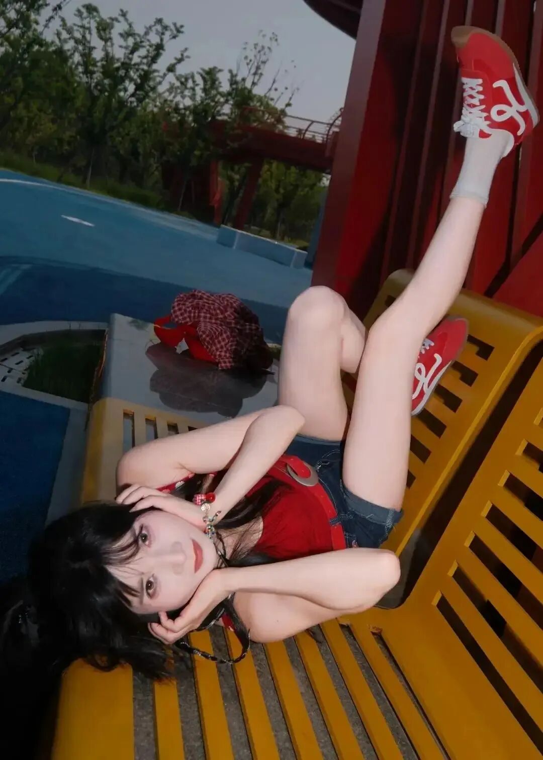 广角拍照不会摆?这9个广角姿势好看又显身材-第7张图片-风享汇 广角拍照不会摆?这9个广角姿势好看又显身材-第7张图片-风享汇