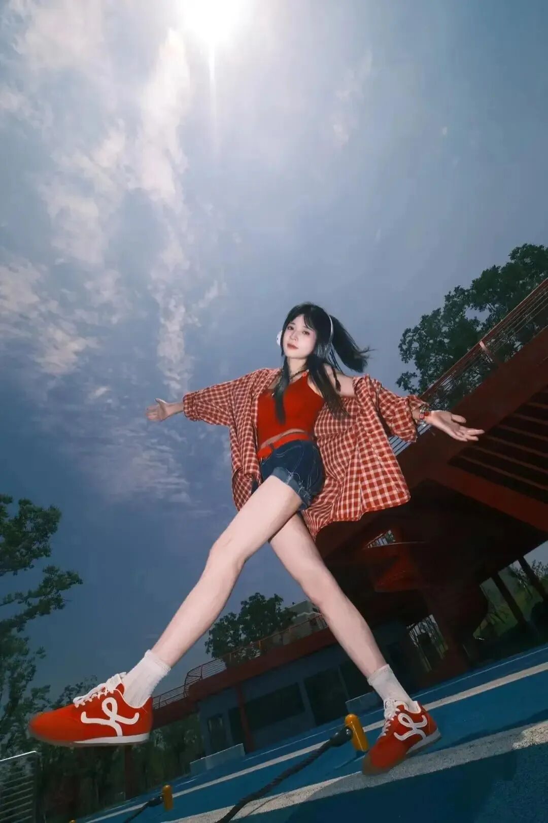 广角拍照不会摆?这9个广角姿势好看又显身材-第10张图片-风享汇 广角拍照不会摆?这9个广角姿势好看又显身材-第10张图片-风享汇