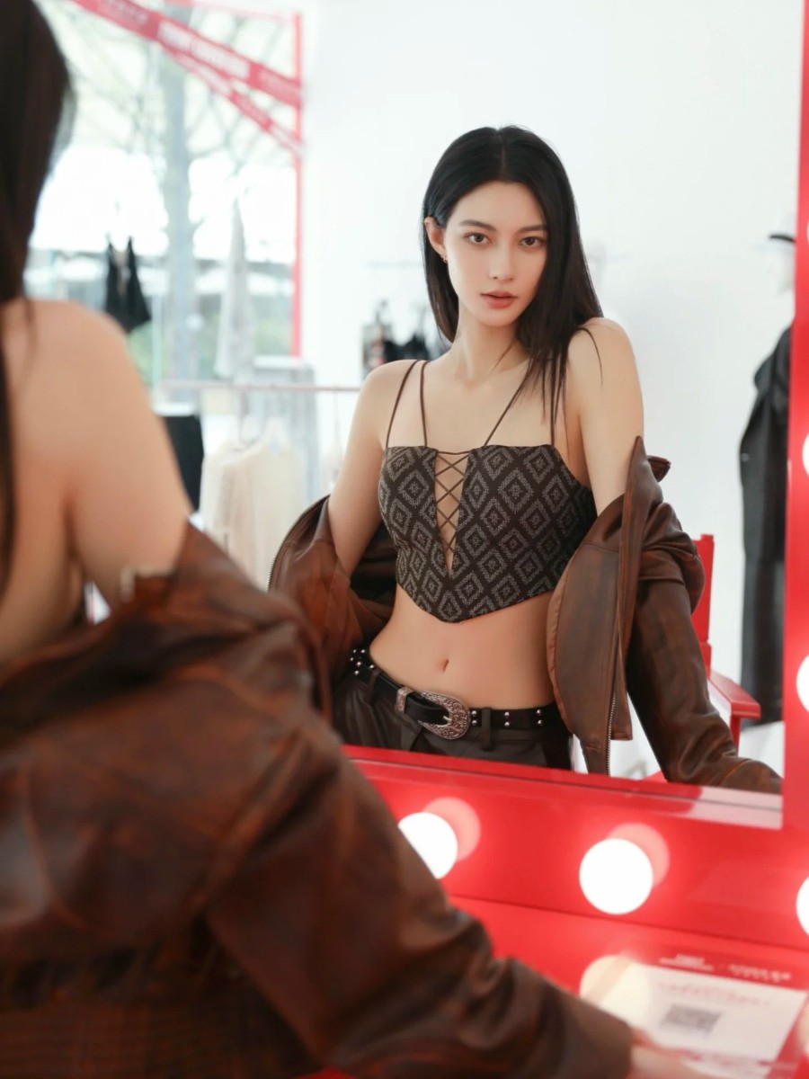 酷感辣妹：封面文胸的时尚演绎-第2张图片-风享汇