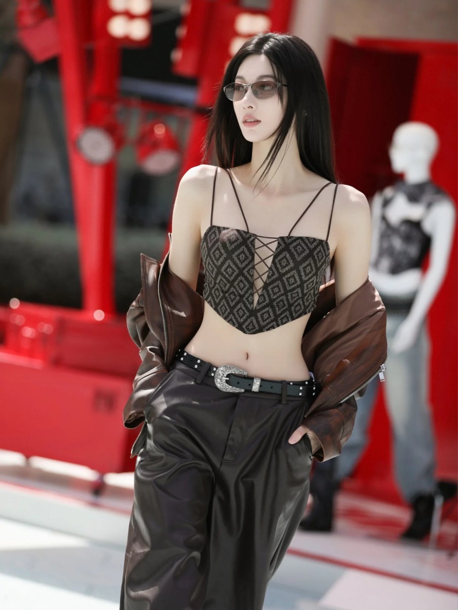 酷感辣妹：封面文胸的时尚演绎-第6张图片-风享汇