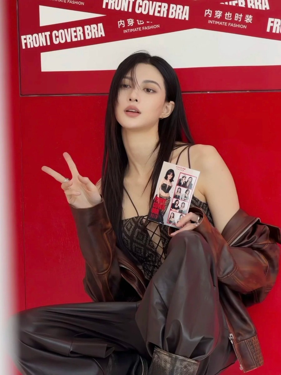 酷感辣妹：封面文胸的时尚演绎-第4张图片-风享汇