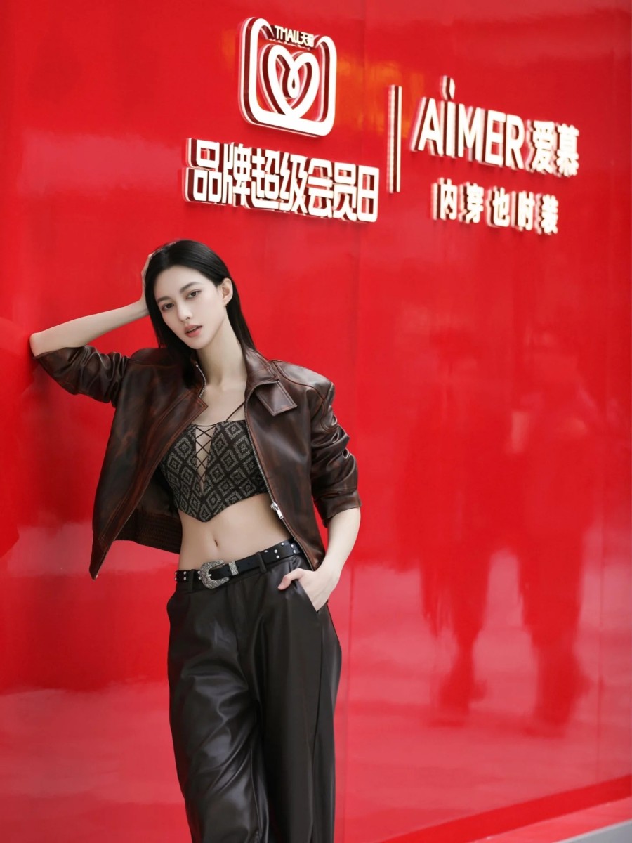 酷感辣妹：封面文胸的时尚演绎-第11张图片-风享汇