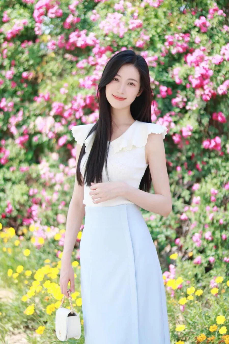 公园花墙长椅拍照,9个姿势随手拍氛围感大片-第2张图片-风享汇 公园花墙长椅拍照,9个姿势随手拍氛围感大片-第2张图片-风享汇