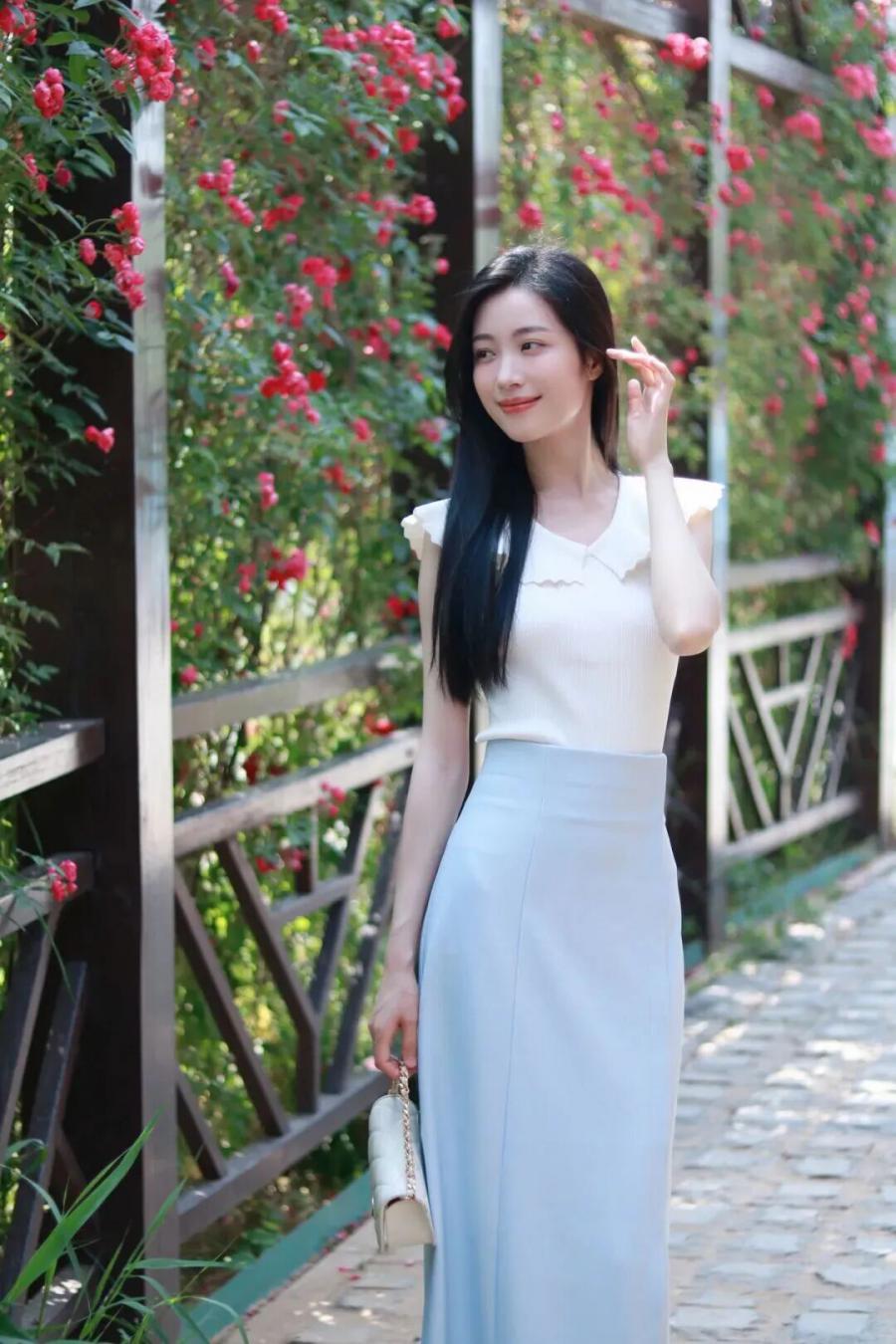 公园花墙长椅拍照,9个姿势随手拍氛围感大片-第4张图片-风享汇 公园花墙长椅拍照,9个姿势随手拍氛围感大片-第4张图片-风享汇