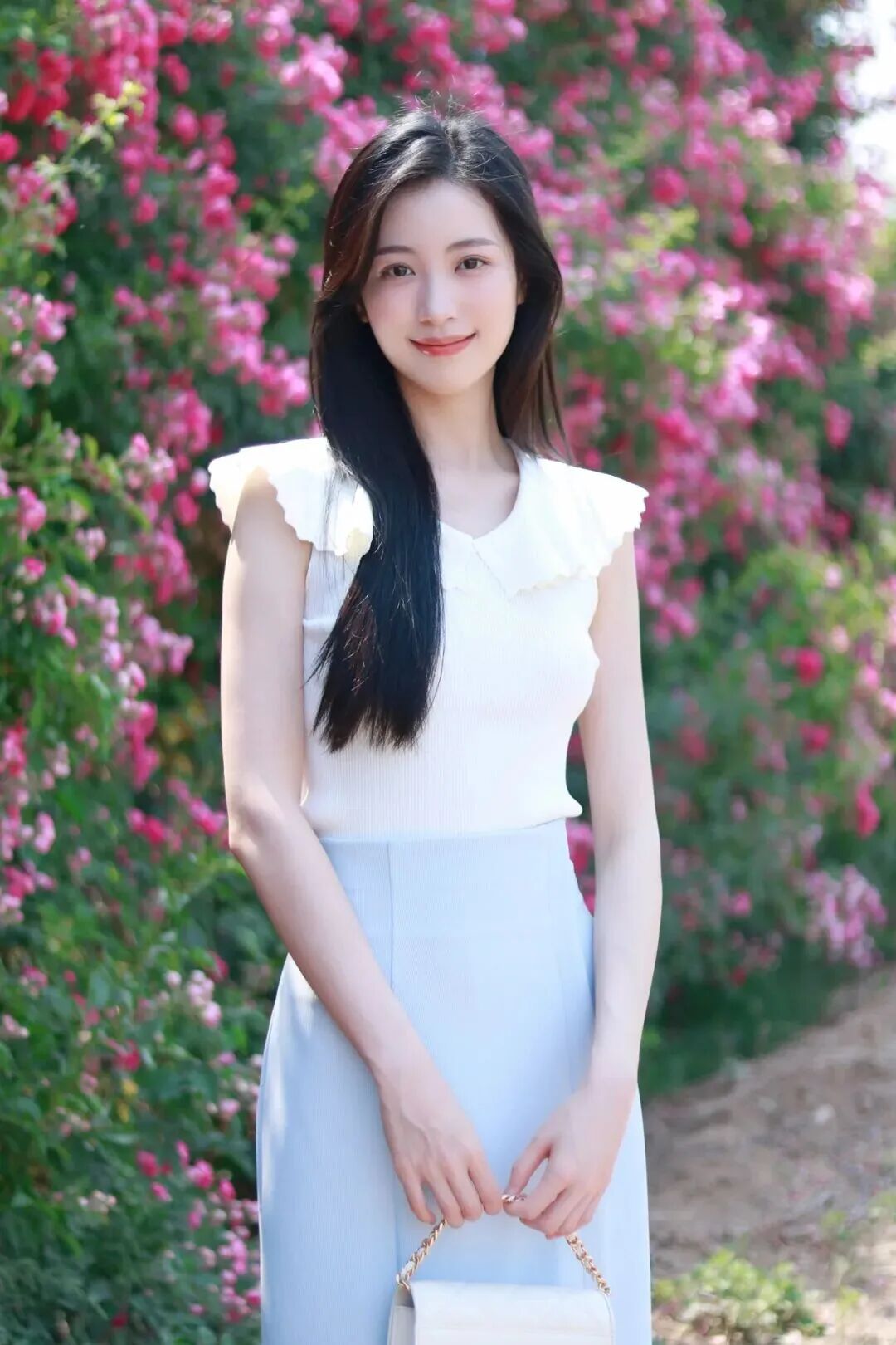 公园花墙长椅拍照,9个姿势随手拍氛围感大片-第5张图片-风享汇 公园花墙长椅拍照,9个姿势随手拍氛围感大片-第5张图片-风享汇