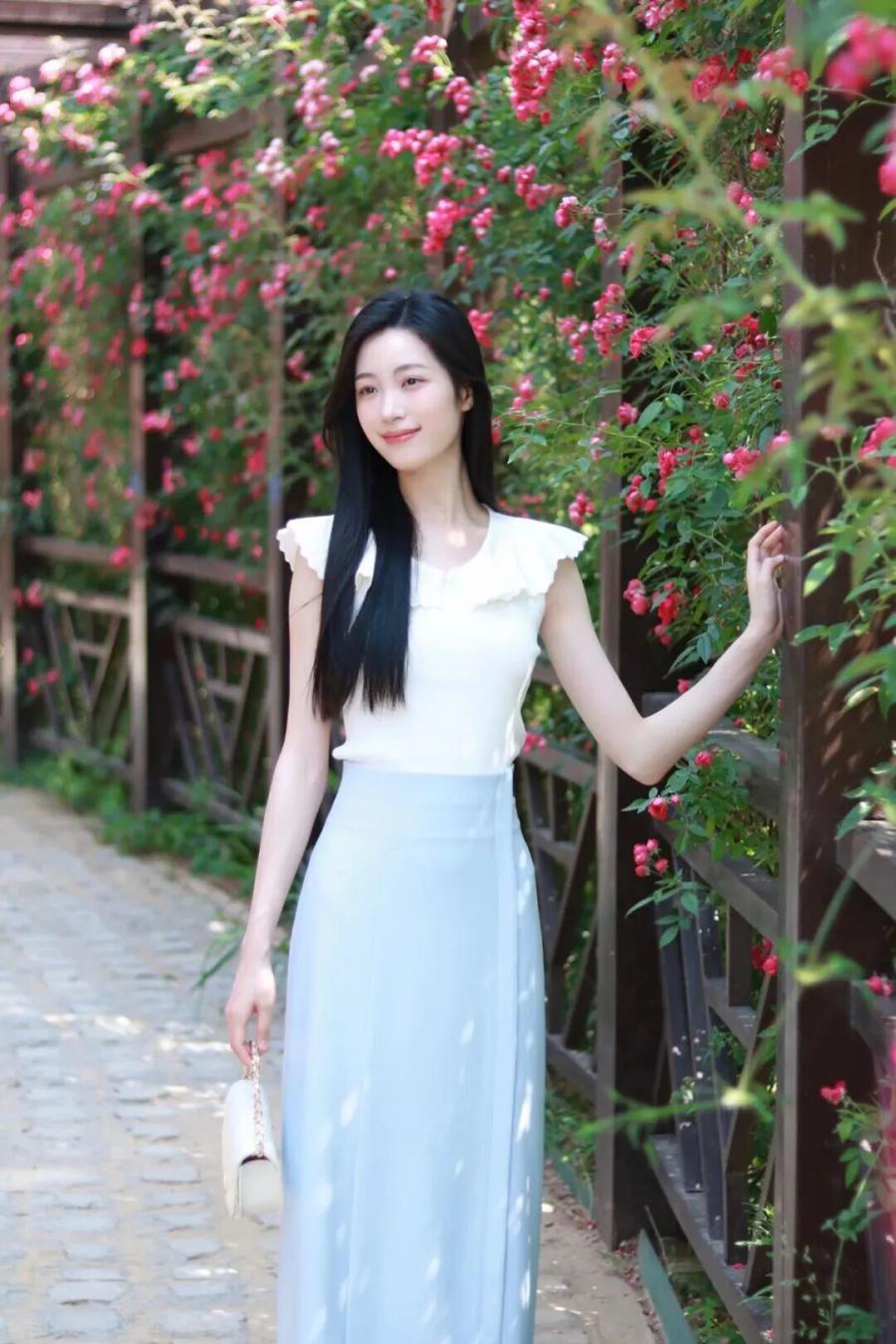 公园花墙长椅拍照,9个姿势随手拍氛围感大片-第6张图片-风享汇 公园花墙长椅拍照,9个姿势随手拍氛围感大片-第6张图片-风享汇