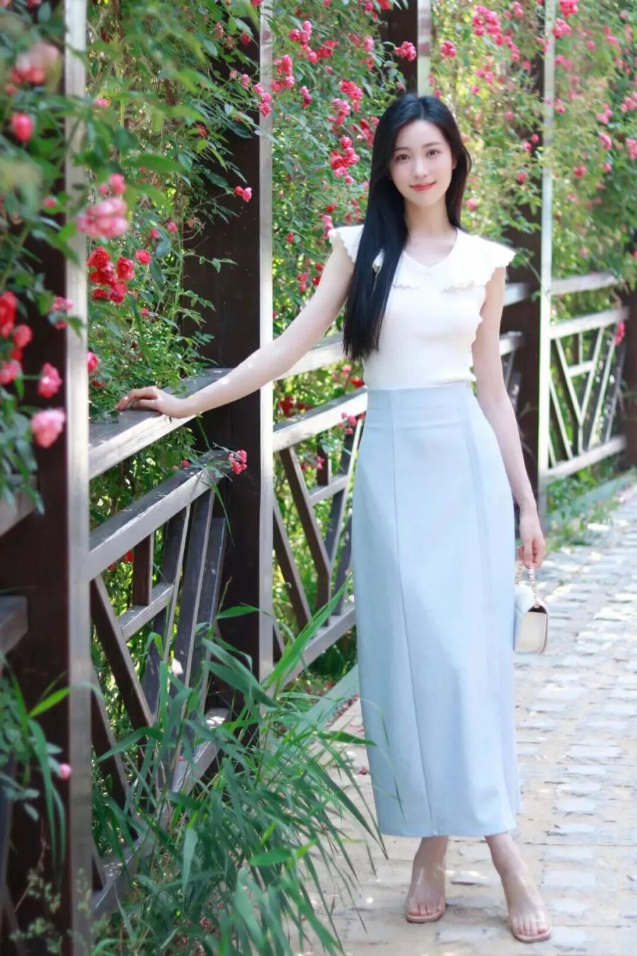 公园花墙长椅拍照,9个姿势随手拍氛围感大片-第7张图片-风享汇 公园花墙长椅拍照,9个姿势随手拍氛围感大片-第7张图片-风享汇