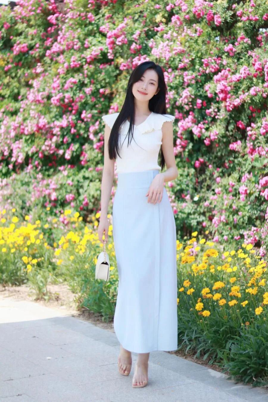 公园花墙长椅拍照,9个姿势随手拍氛围感大片-第8张图片-风享汇 公园花墙长椅拍照,9个姿势随手拍氛围感大片-第8张图片-风享汇