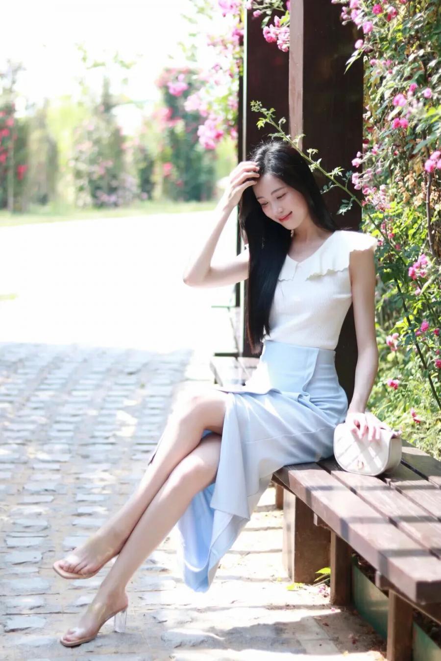 公园花墙长椅拍照,9个姿势随手拍氛围感大片-第9张图片-风享汇 公园花墙长椅拍照,9个姿势随手拍氛围感大片-第9张图片-风享汇