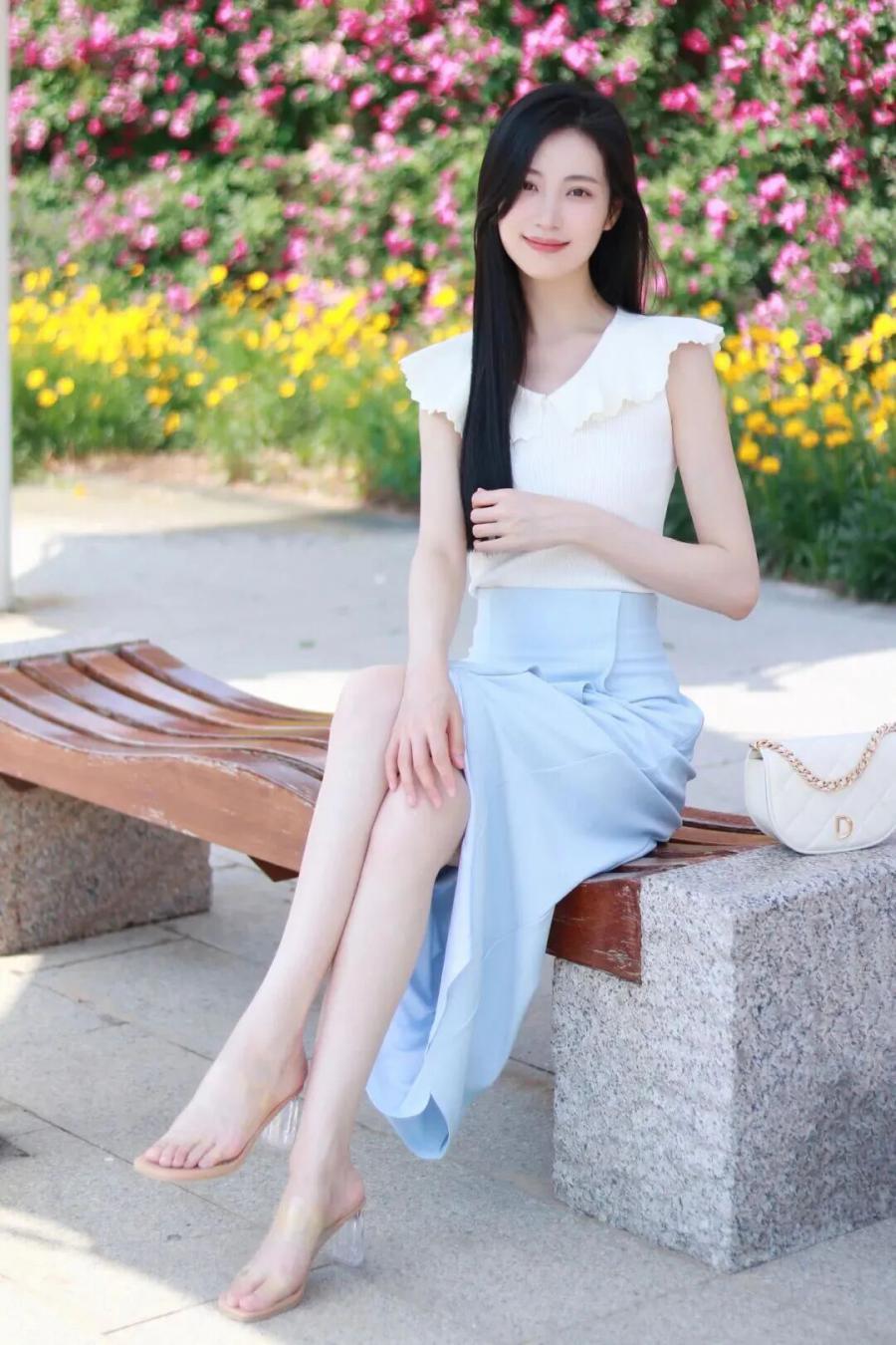 公园花墙长椅拍照,9个姿势随手拍氛围感大片-第10张图片-风享汇 公园花墙长椅拍照,9个姿势随手拍氛围感大片-第10张图片-风享汇