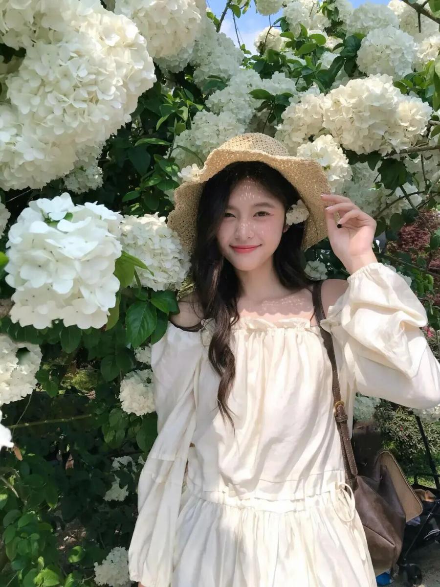 花树下拍照姿势|零尴尬!春日清新感直接拉满-第4张图片-风享汇 花树下拍照姿势|零尴尬!春日清新感直接拉满-第4张图片-风享汇