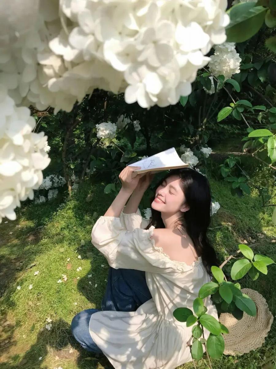 花树下拍照姿势|零尴尬!春日清新感直接拉满-第10张图片-风享汇 花树下拍照姿势|零尴尬!春日清新感直接拉满-第10张图片-风享汇