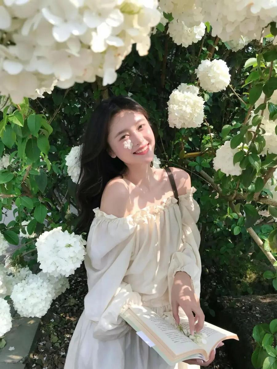 花树下拍照姿势|零尴尬!春日清新感直接拉满-第9张图片-风享汇 花树下拍照姿势|零尴尬!春日清新感直接拉满-第9张图片-风享汇