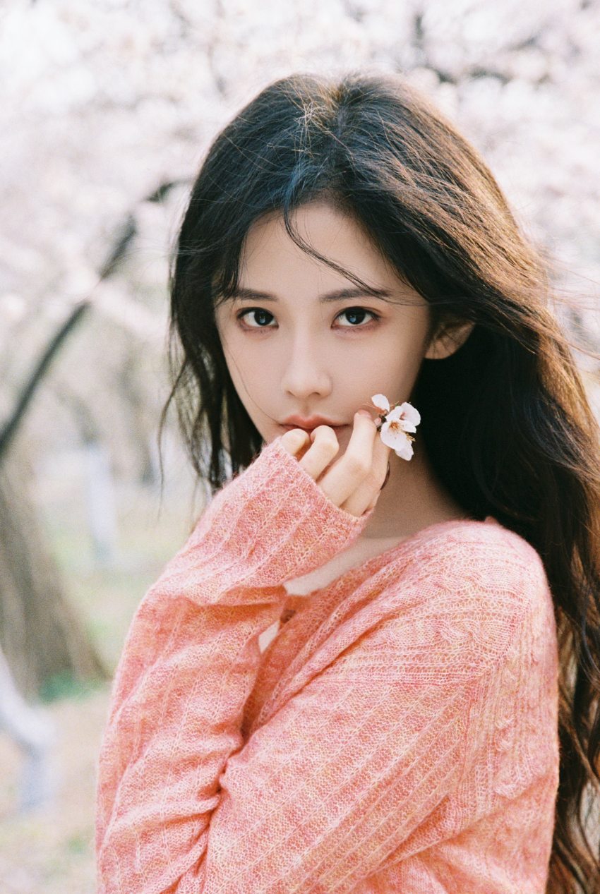 王艺瑾甜美治愈风，穿了和🌸一样的颜色-第4张图片-风享汇