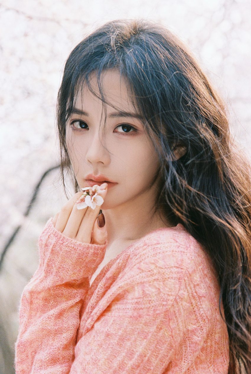 王艺瑾甜美治愈风，穿了和🌸一样的颜色-第1张图片-风享汇