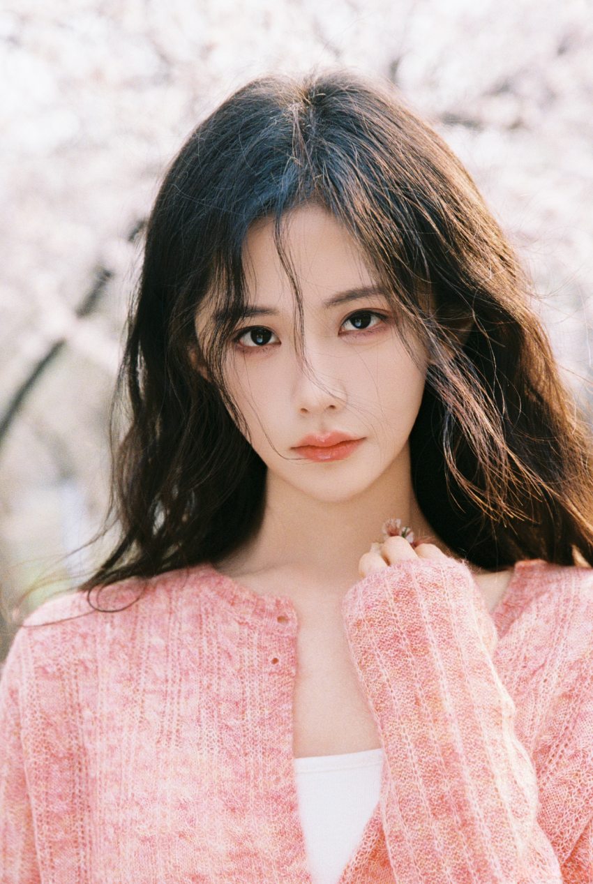 王艺瑾甜美治愈风，穿了和🌸一样的颜色-第6张图片-风享汇