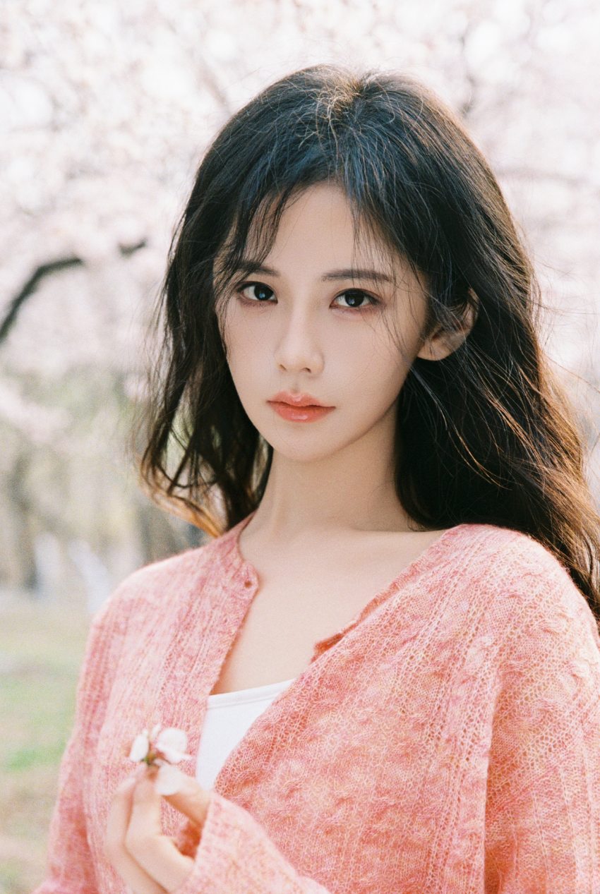 王艺瑾甜美治愈风，穿了和🌸一样的颜色-第5张图片-风享汇