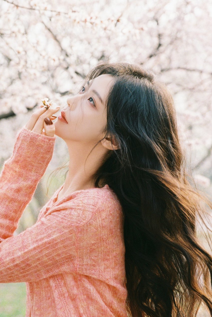 王艺瑾甜美治愈风，穿了和🌸一样的颜色-第3张图片-风享汇