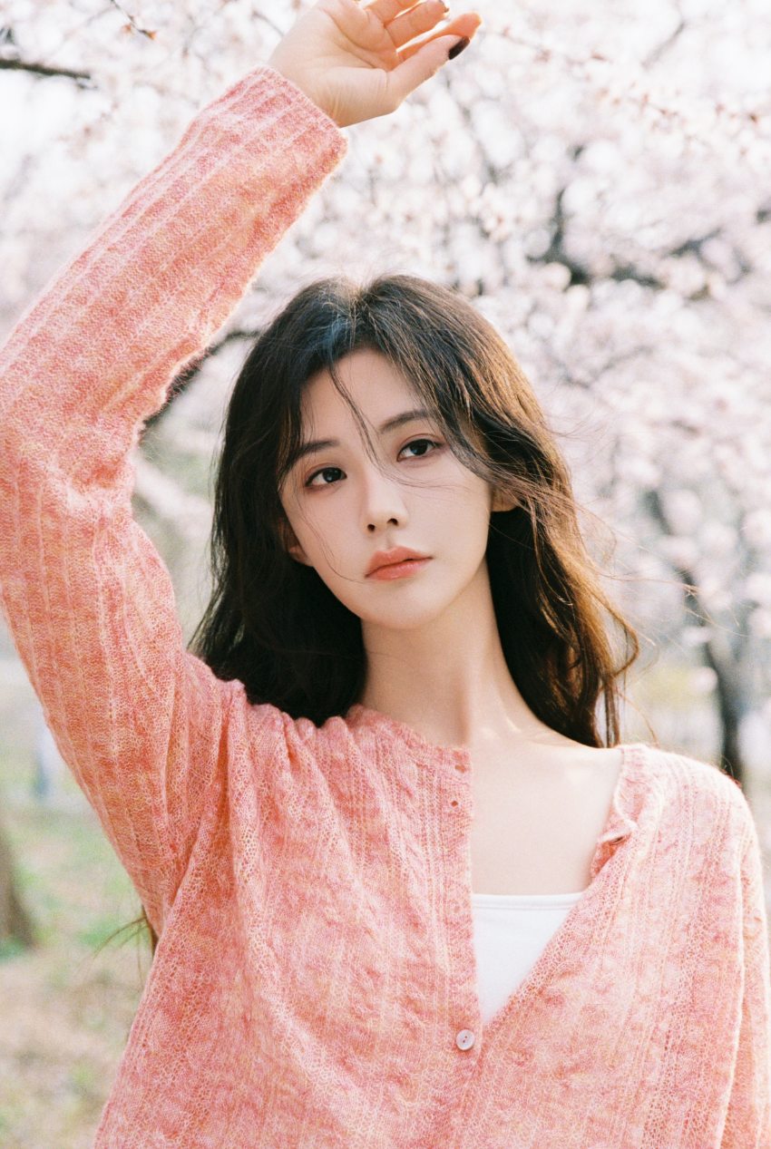 王艺瑾甜美治愈风，穿了和🌸一样的颜色-第9张图片-风享汇