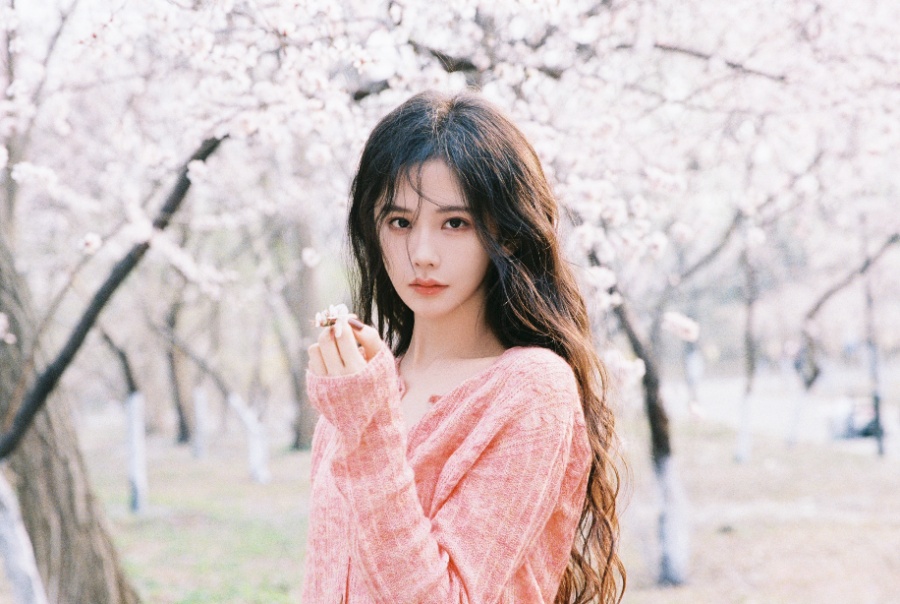 王艺瑾甜美治愈风，穿了和🌸一样的颜色-第8张图片-风享汇